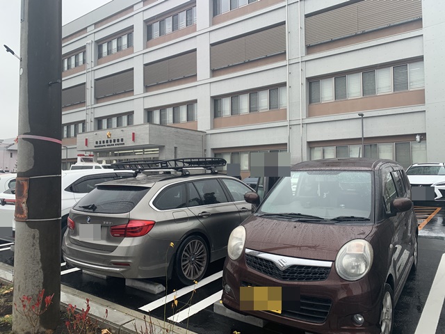 越谷警察署の駐車場