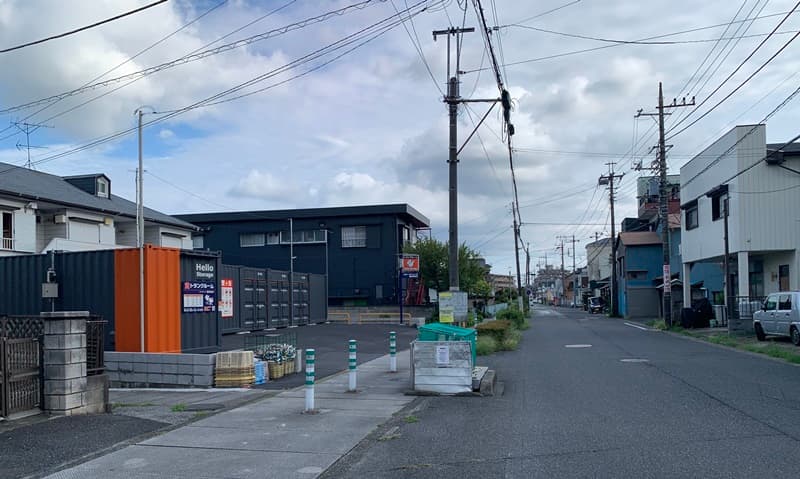 ハローストレージ越谷蒲生2の前面道路と入口