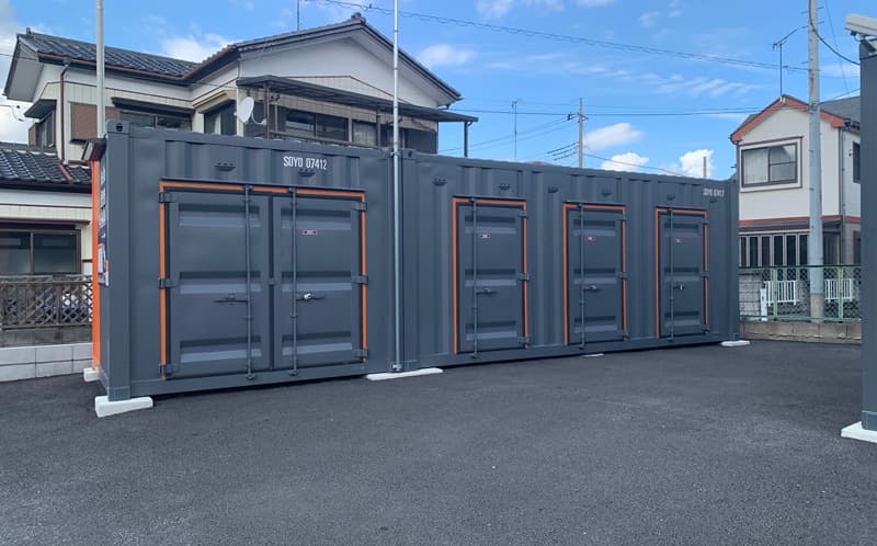 ハローストレージ越谷蒲生2のコンテナとコンテナの間のスペース