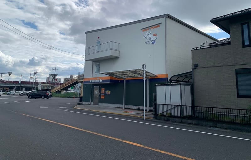 ハローストレージ南越谷の入口と前面道路