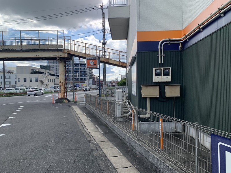 ハローストレージ南越谷の施設側面から見た道路