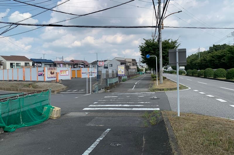 ハローストレージ新越谷の入口と前面道路