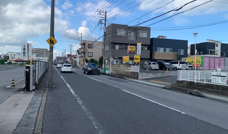 加瀬のレンタルボックス越谷蒲生寿町の入口と前面道路