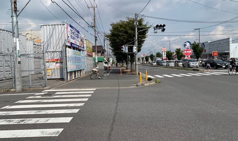 加瀬のレンタルボックス越谷大成町の入口と前面道路