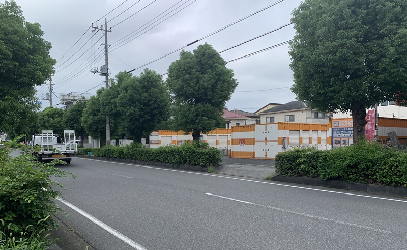 オレンジコンテナ越谷東大沢の前面道路