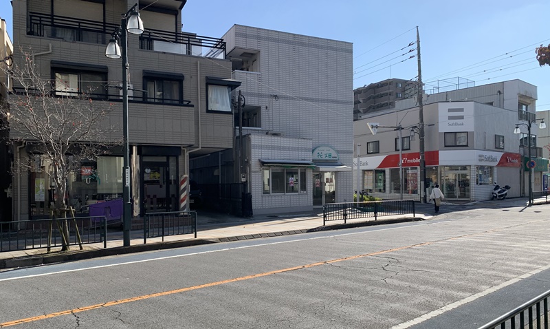 道路向かい側から見た閉店したフラワーショップ花畑