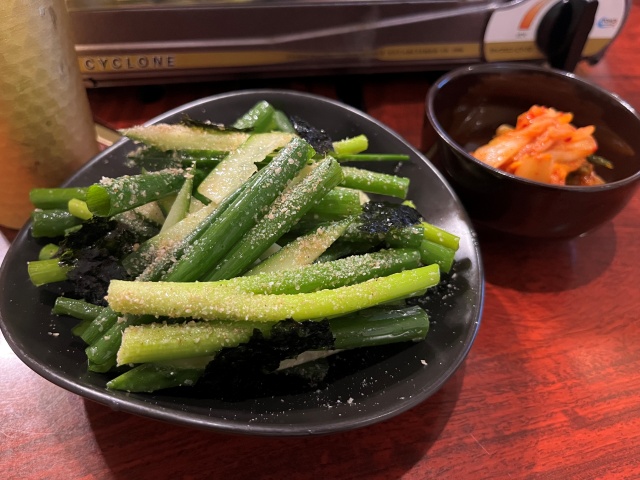アカヤジンギスカン南越谷店のねぎサラダとキムチ